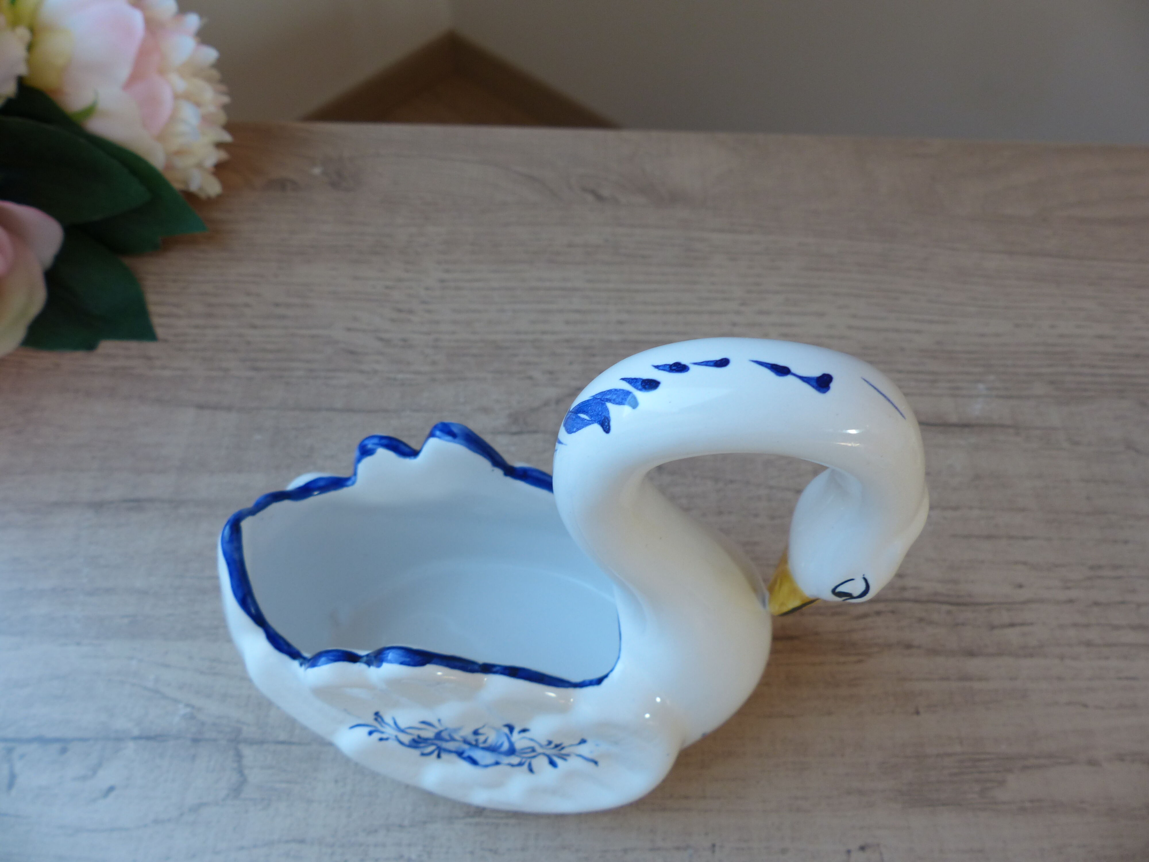 Cache hand-painted porcelain swan pot in portugal