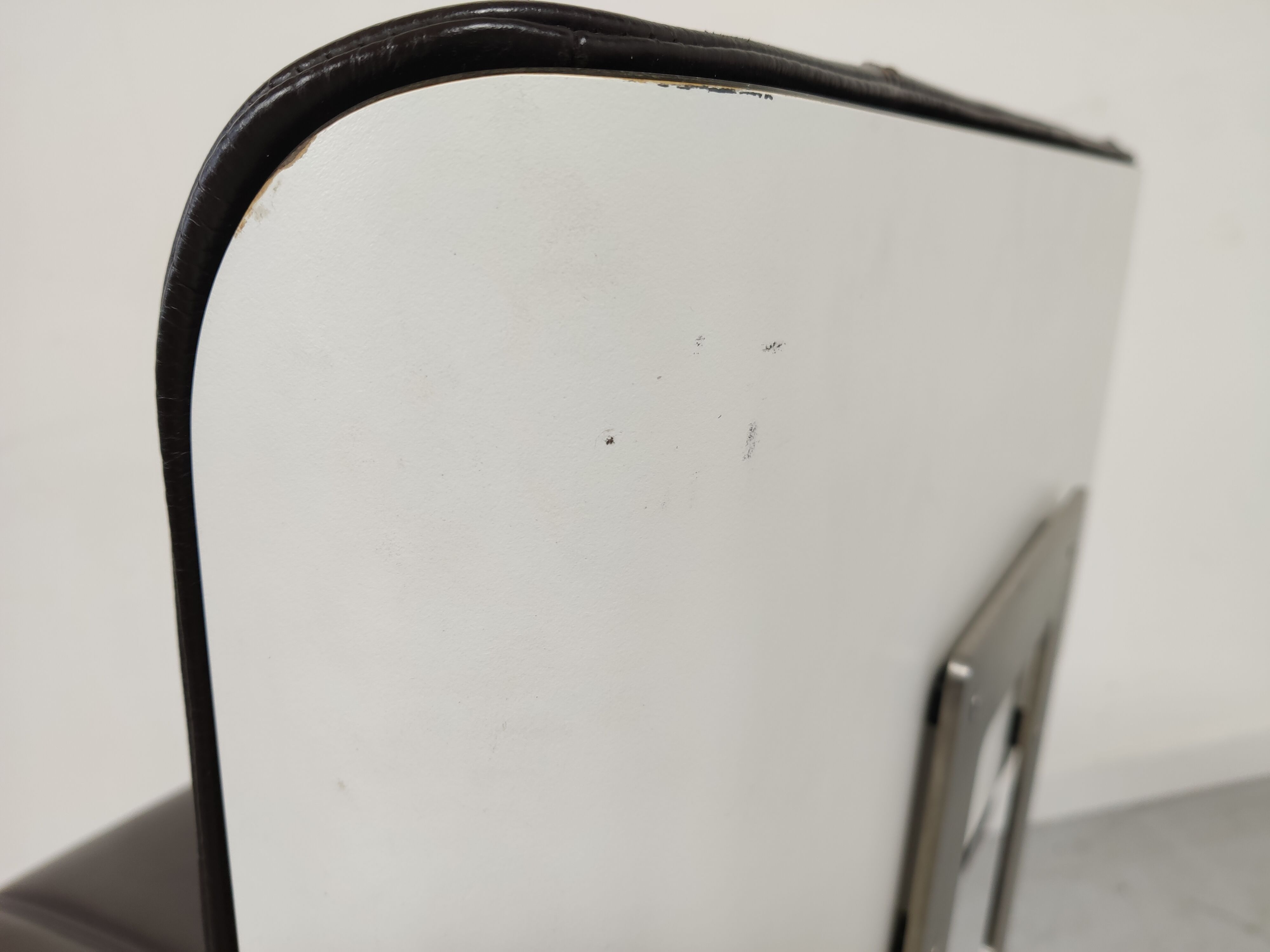 Paire de fauteuils cuir design années 90