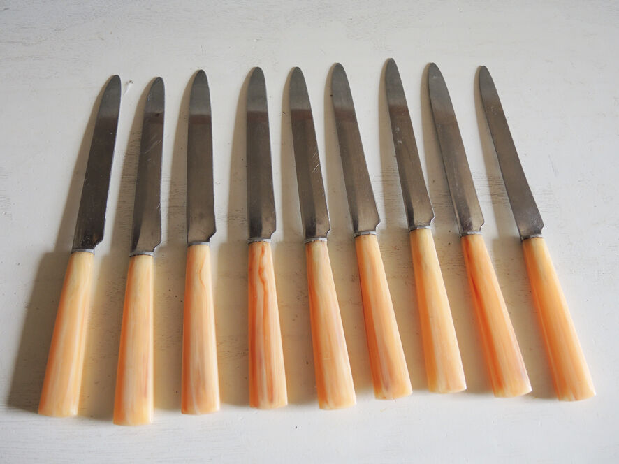 9 Old Stainless Steel And Bakelite Table Knives