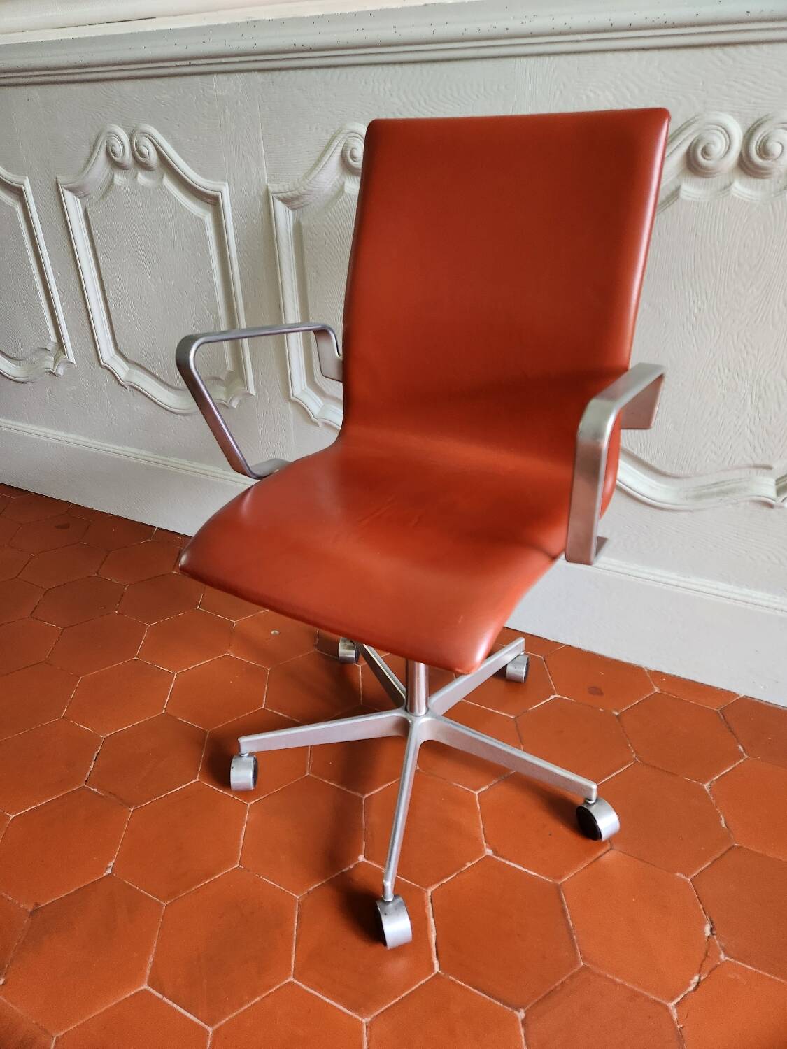 Oxford armchair by Fritz Hansen in walnut leather