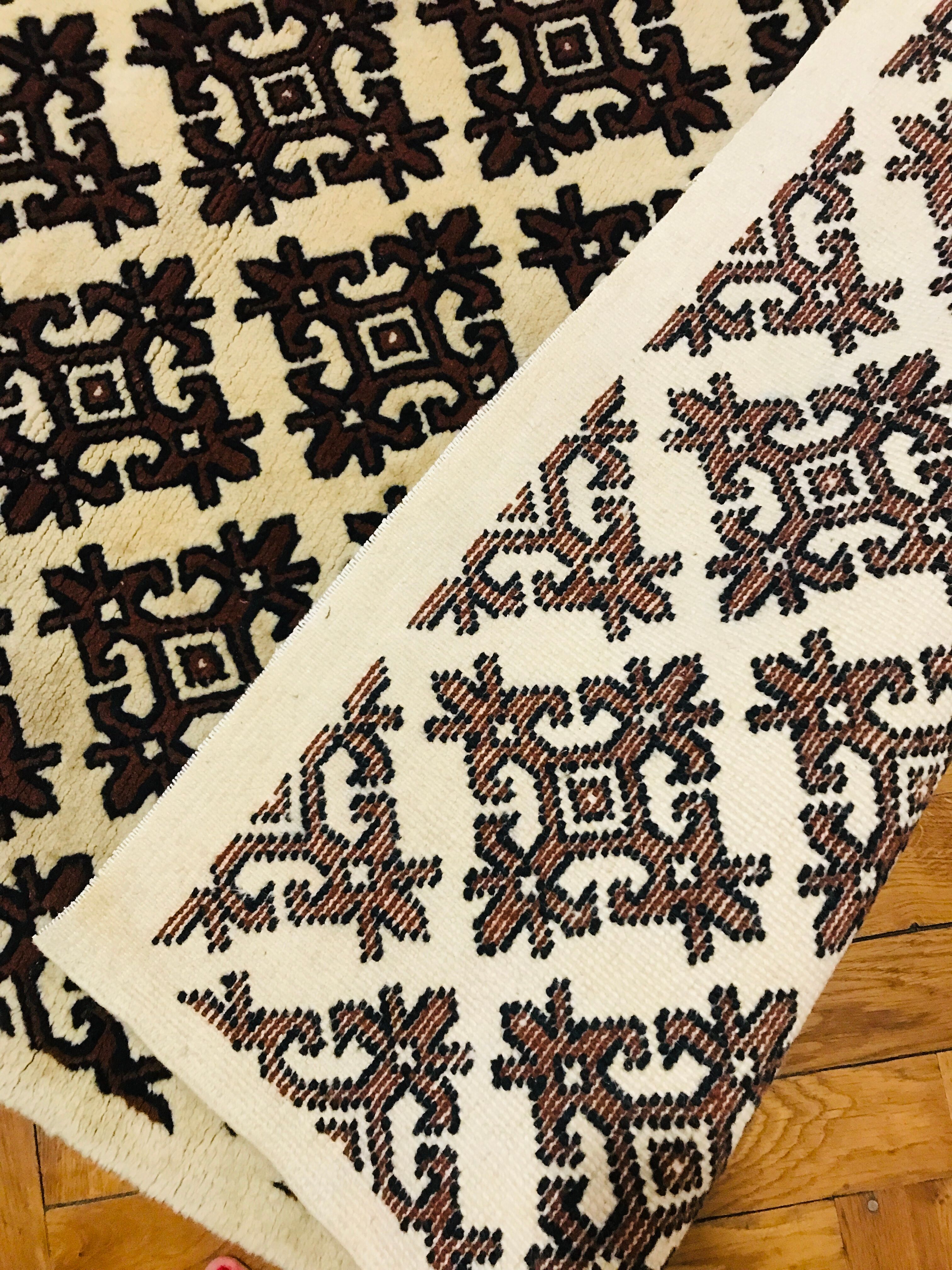 Arabesque wool carpet