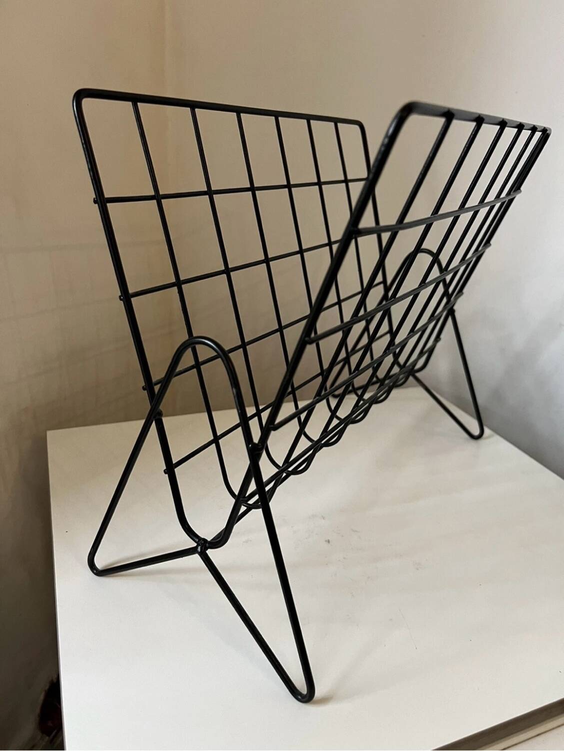 Black metal vinyl magazine rack design