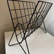 Black metal vinyl magazine rack design