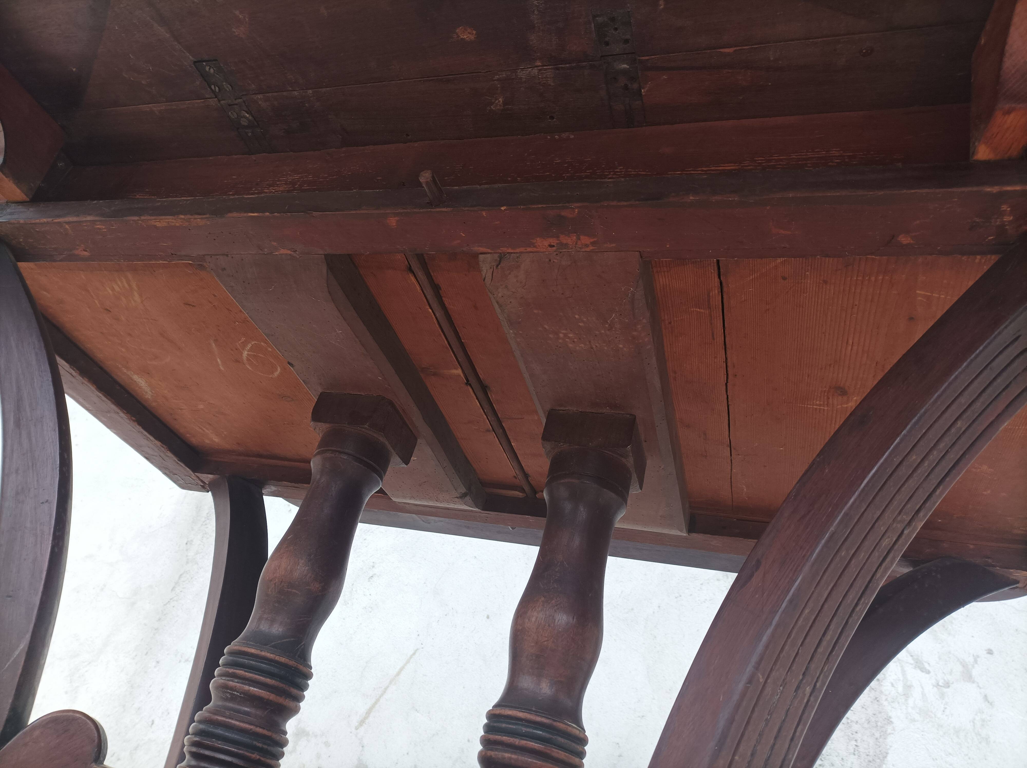 English drop-leaf table in mahogany from the 19th century.