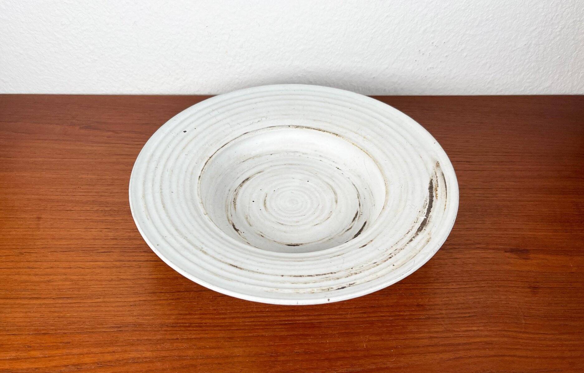 Mid-century modern minimalist studio pottery bowl from Pottestuen Keramik Frederikshavn, 1960s.