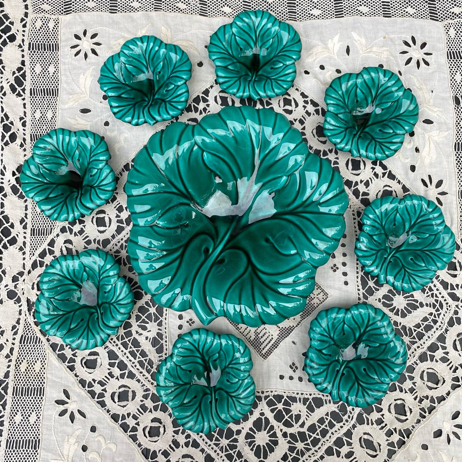 Salad bowl and small bowls in leaf-shaped slipware