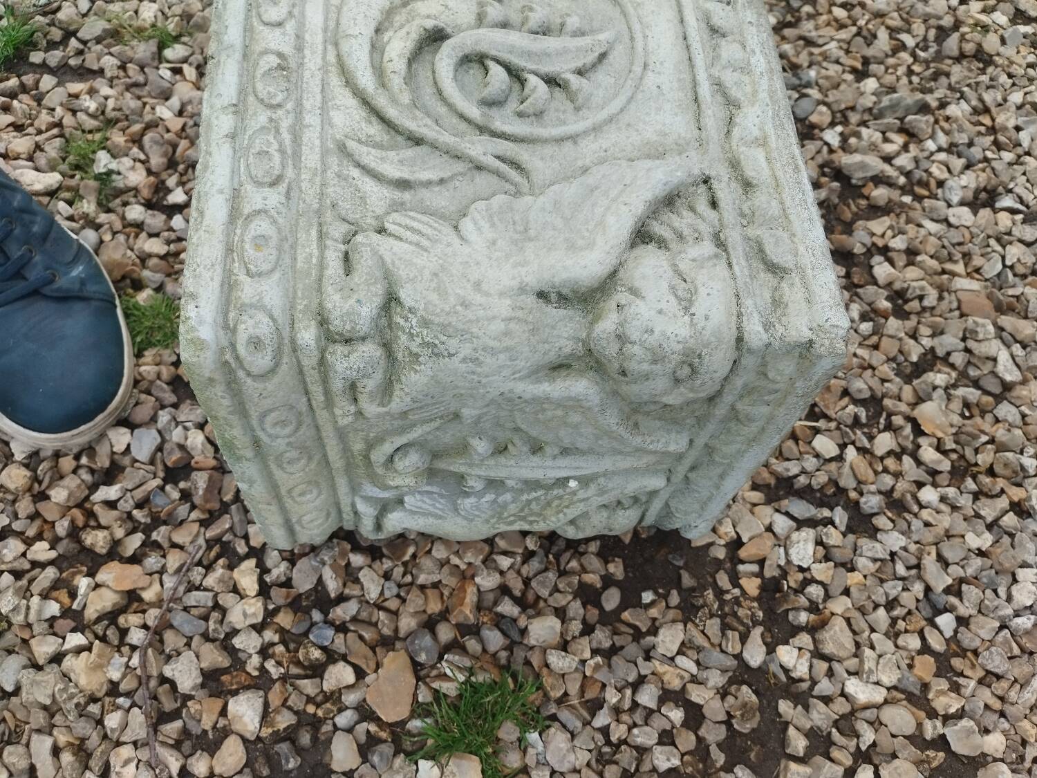 Pair of ancient stone Médicis planters