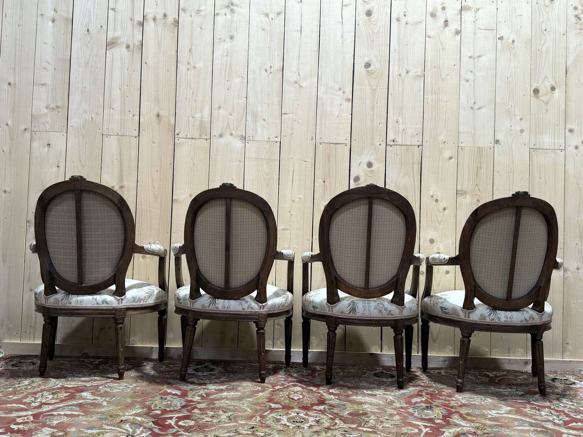 Suite de 4 fauteuils cabriolets à médaillons d'époque Louis XVI