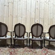 Suite de 4 fauteuils cabriolets à médaillons d'époque Louis XVI