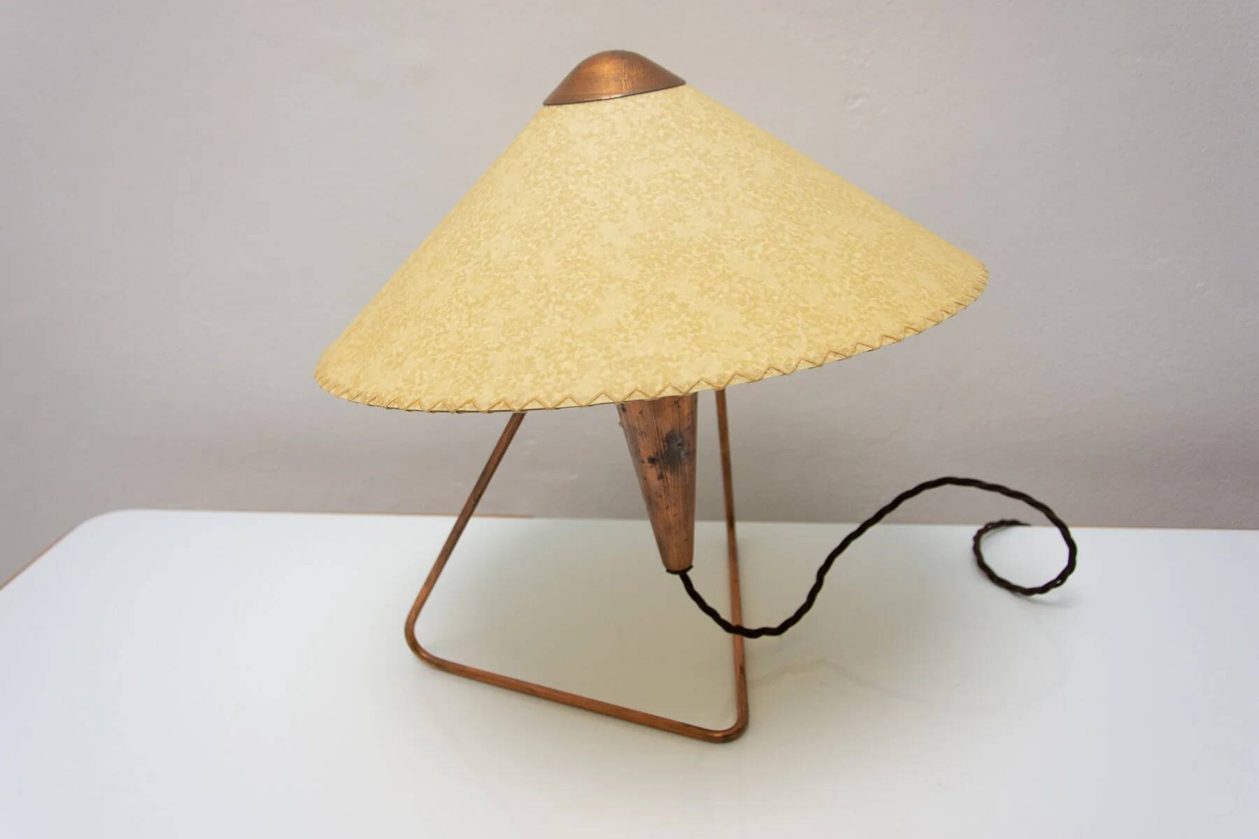 Lampe de table trépied tchèque des années 50 par Helena Frantová.