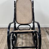 Rocking-chair en bois courbé noirci et cannage années 1900