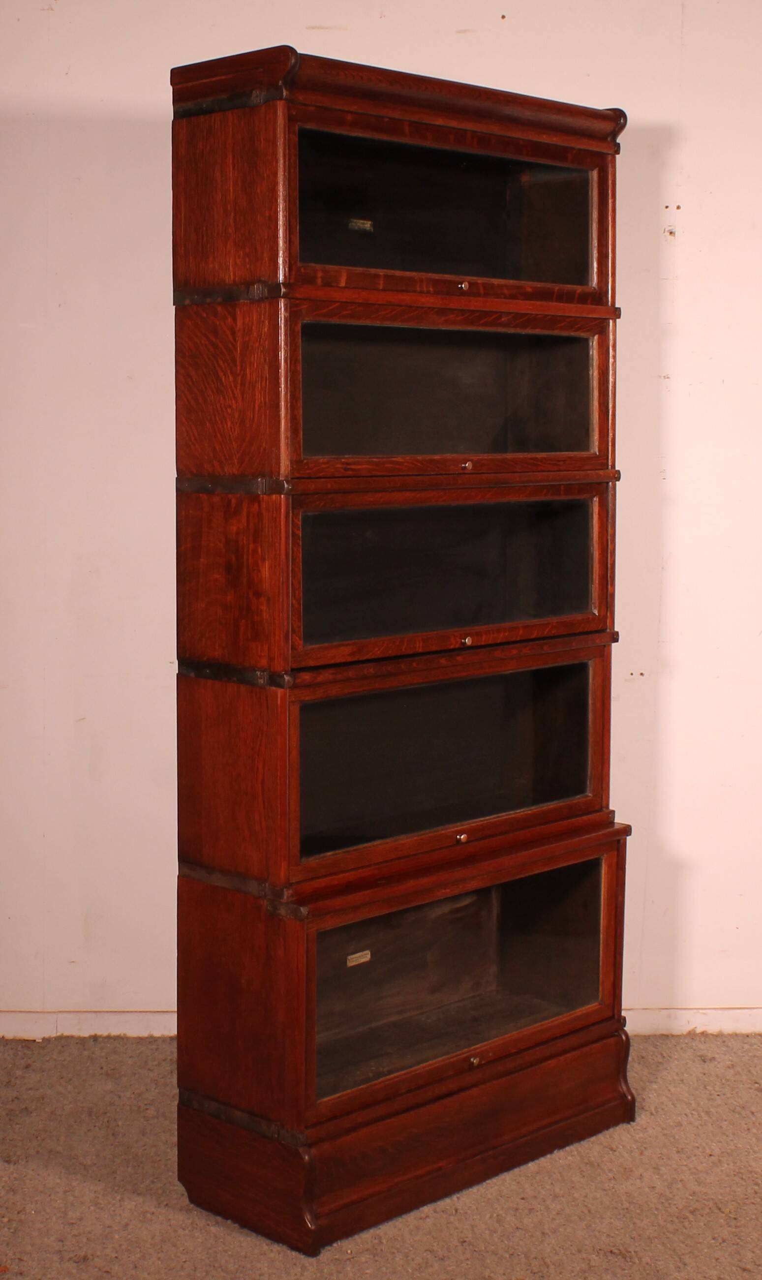 Globe Wernicke Bookcase in Oak, 5 Sections with a Projection