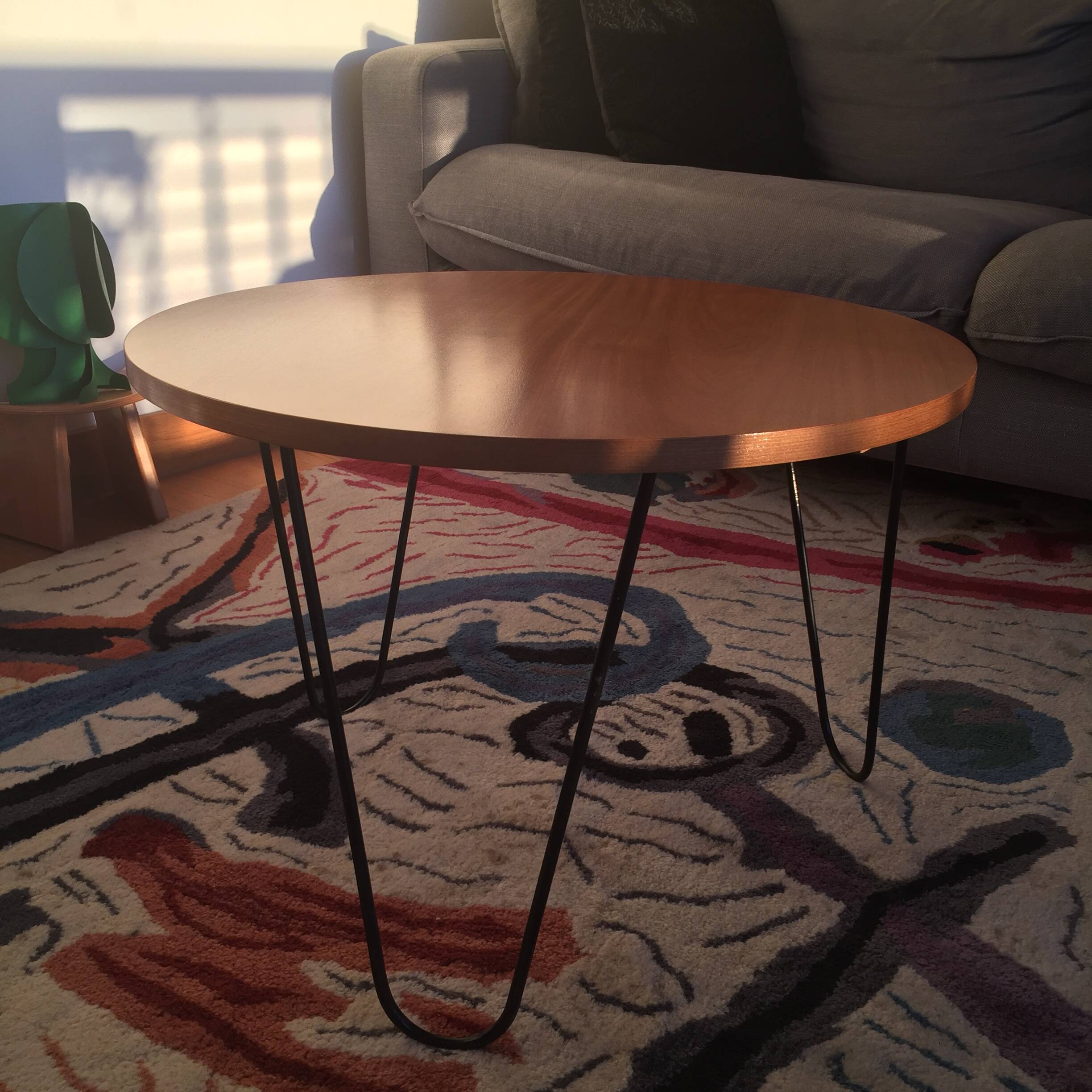 Table basse années 60 pieds épingles et plateau chêne massif