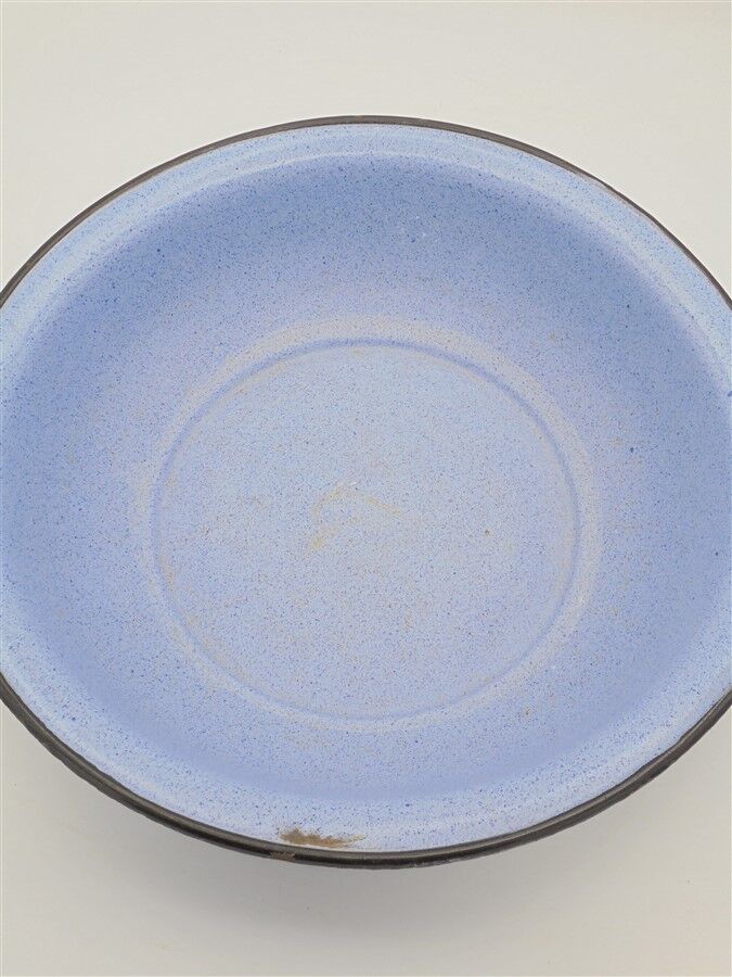 Enamelled tin basin