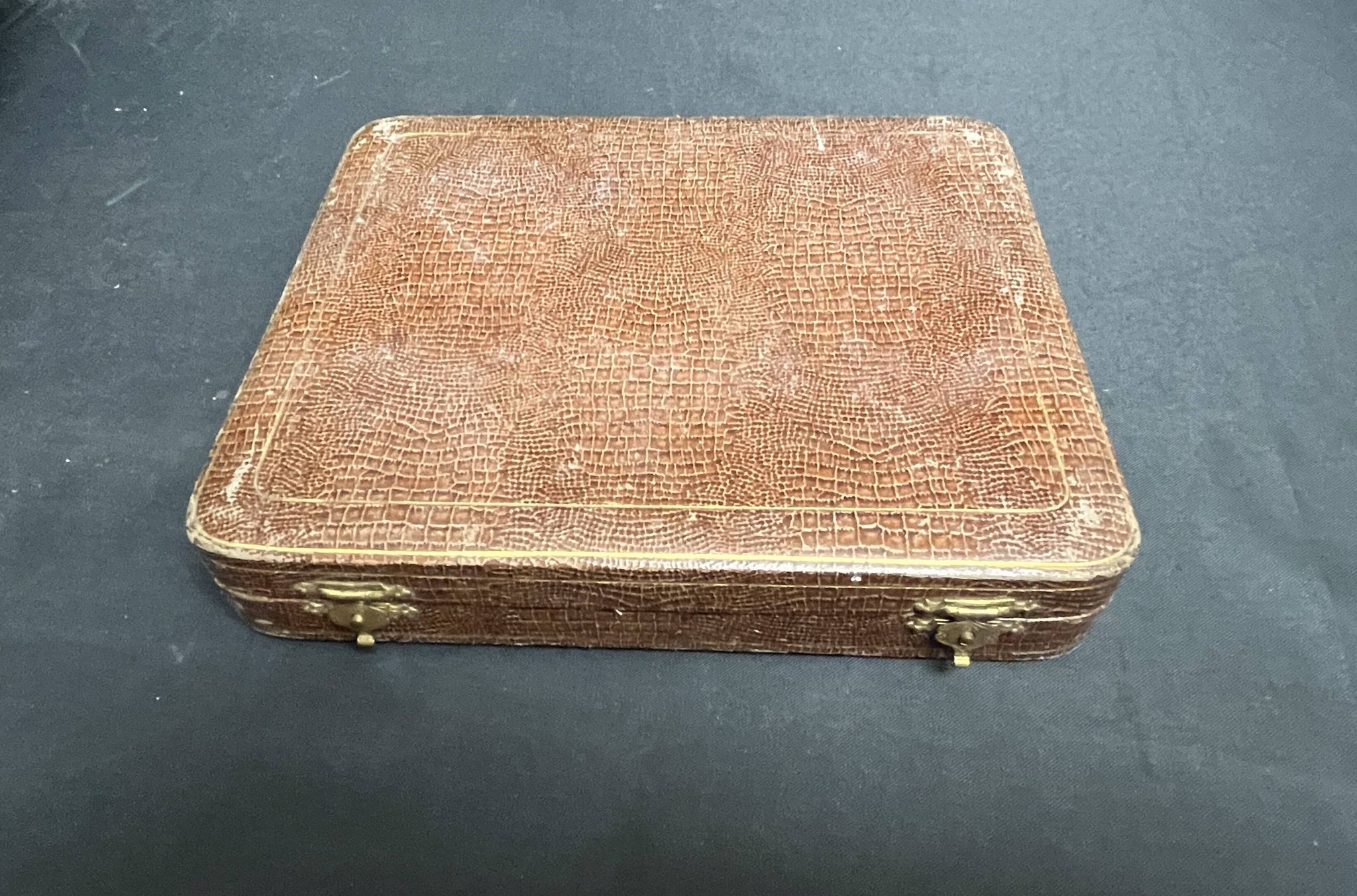 Arts de la table, écrin 12 couteaux à fruit vermeil et galalithe début XXXè