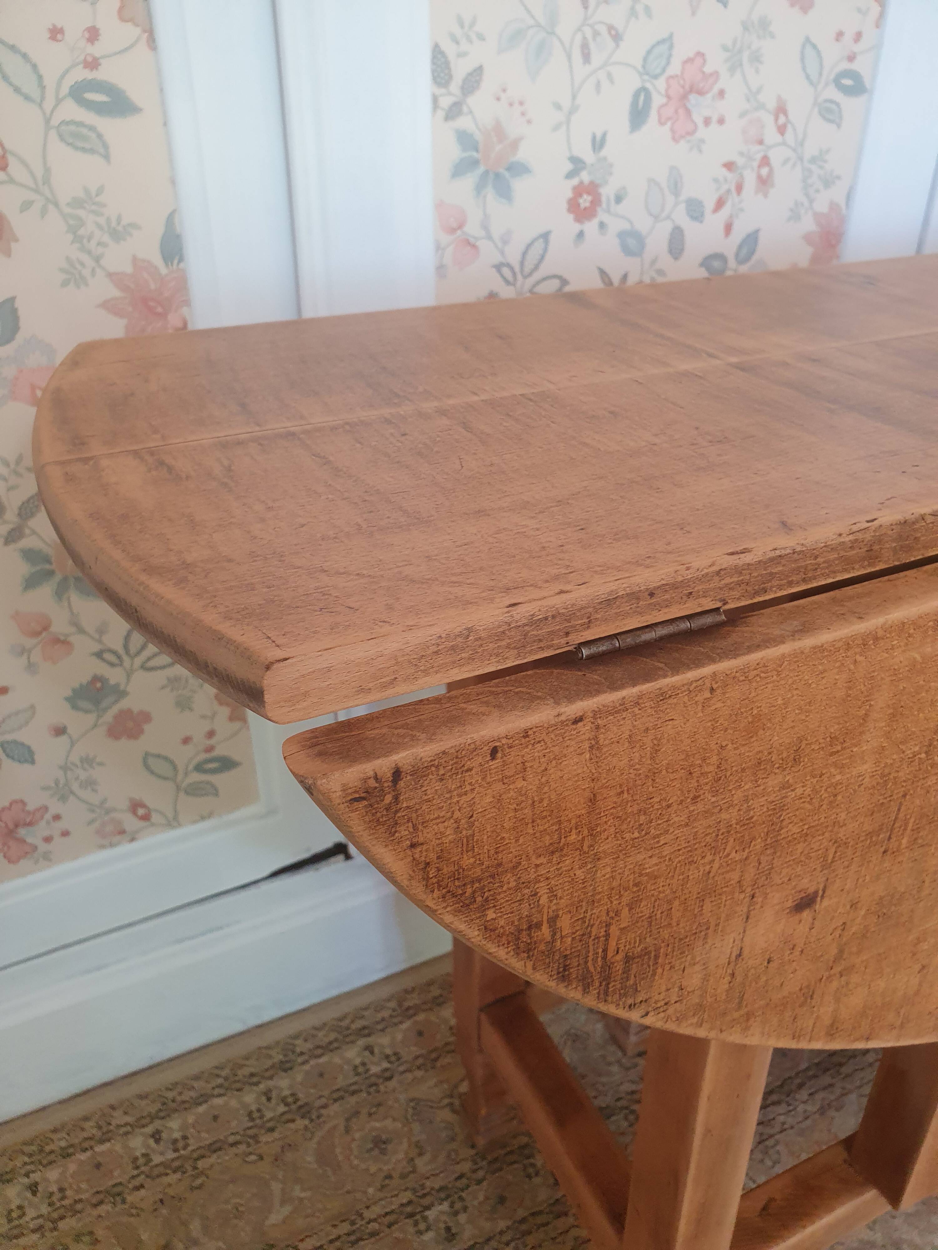 Drop-leaf gateleg table