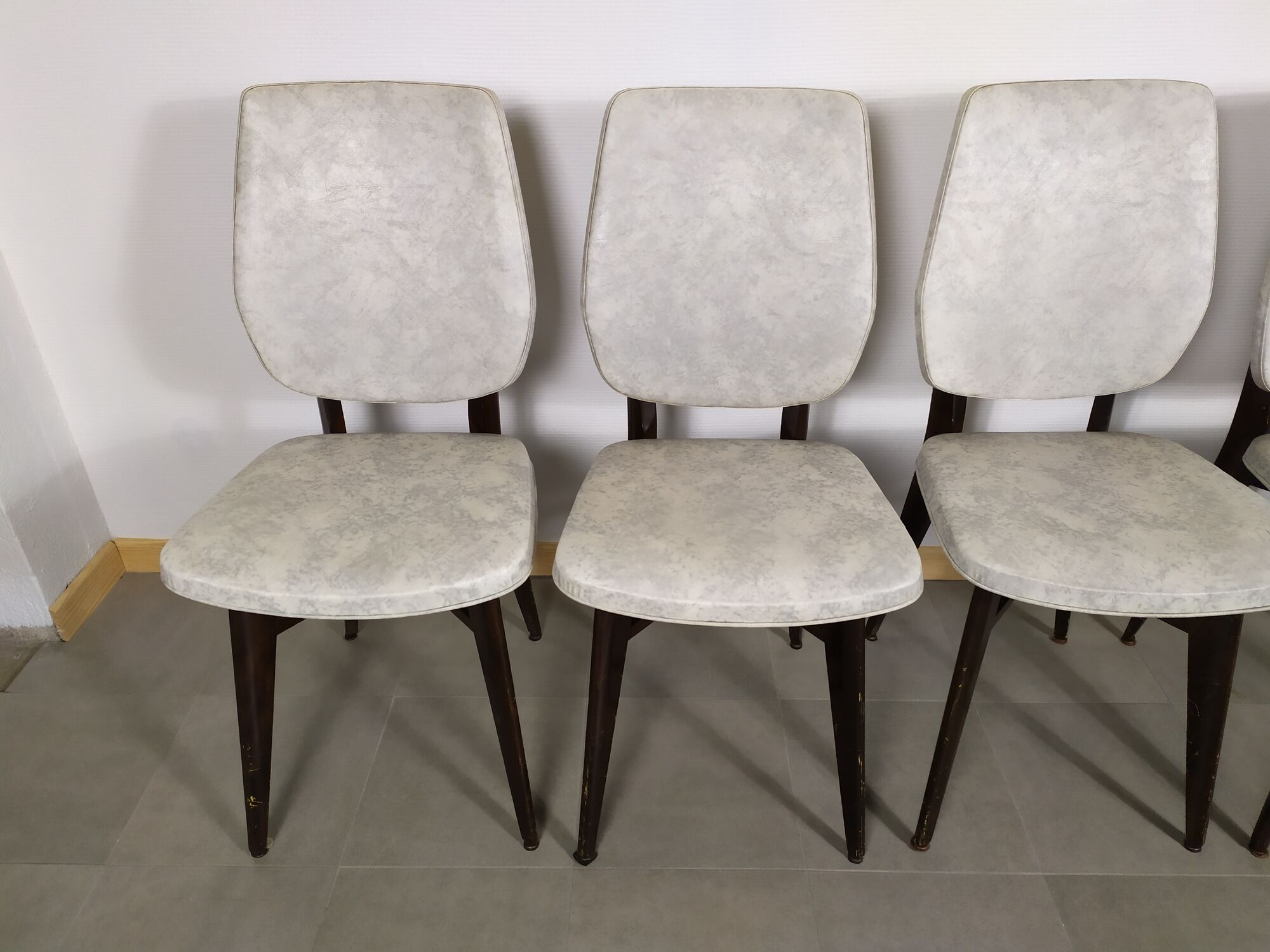 suite of 6 wooden chair and marbled grey white skai