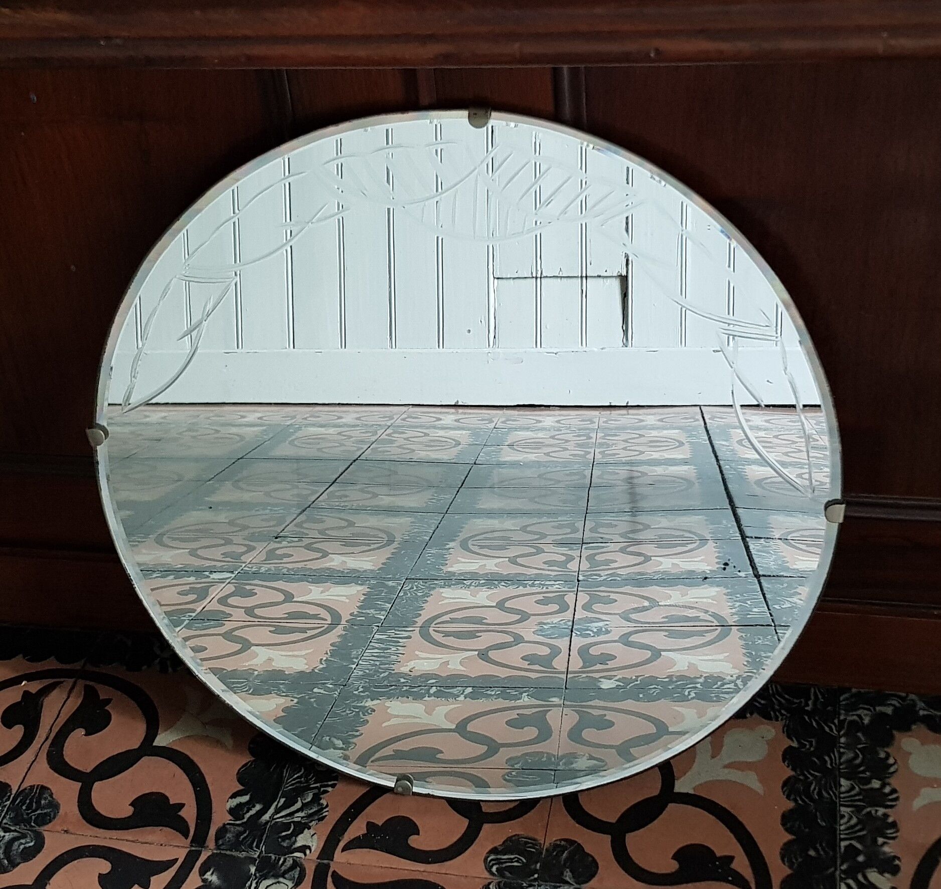 Bevelled and chiseled round mirror