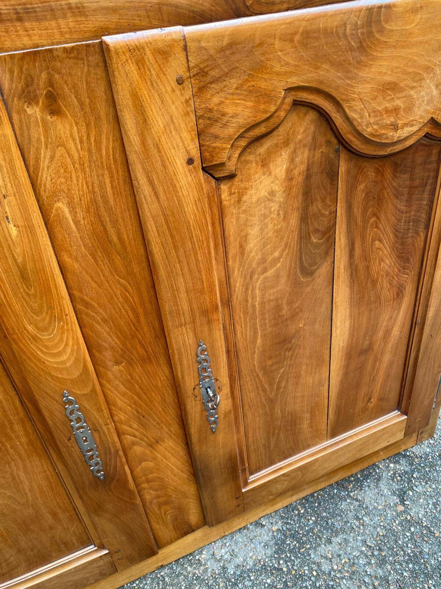 Louis XV buffet in solid wood from the 18th century.
