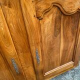 Louis XV buffet in solid wood from the 18th century.