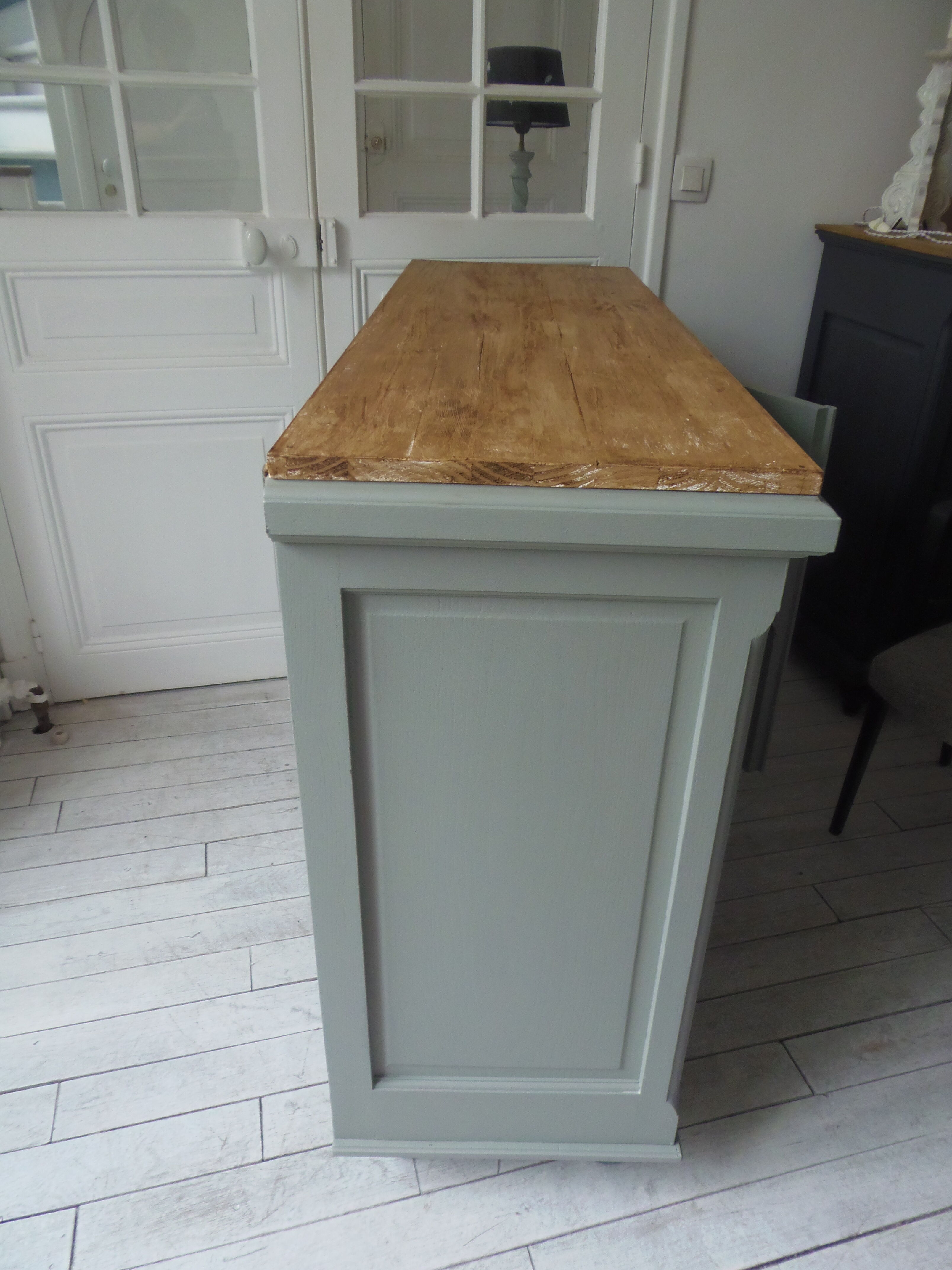 Vintage buffet on grey green wheels, 2 glass doors, wooden tray.