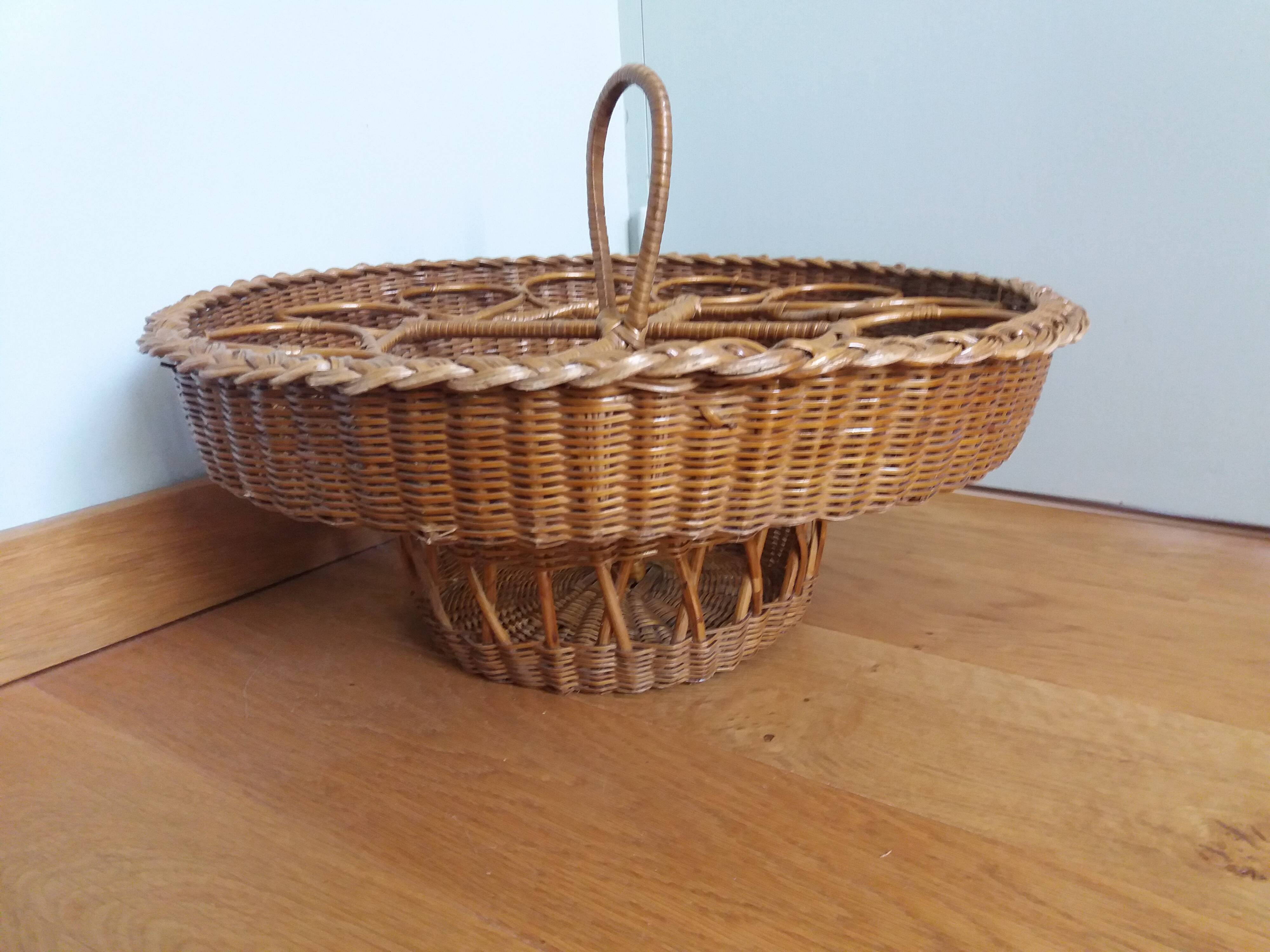 Aperitif basket for glasses and bottles in rattan wicker