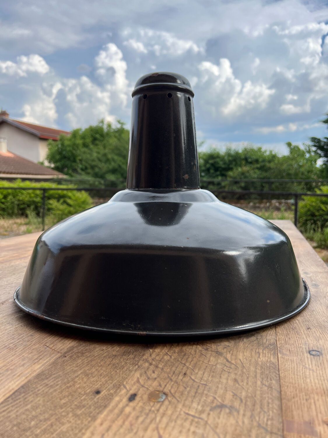 Industrial lampshade in enamelled sheet metal