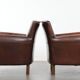 Ensemble de deux fauteuils en cuir de mouton vintage au caractère marqué.