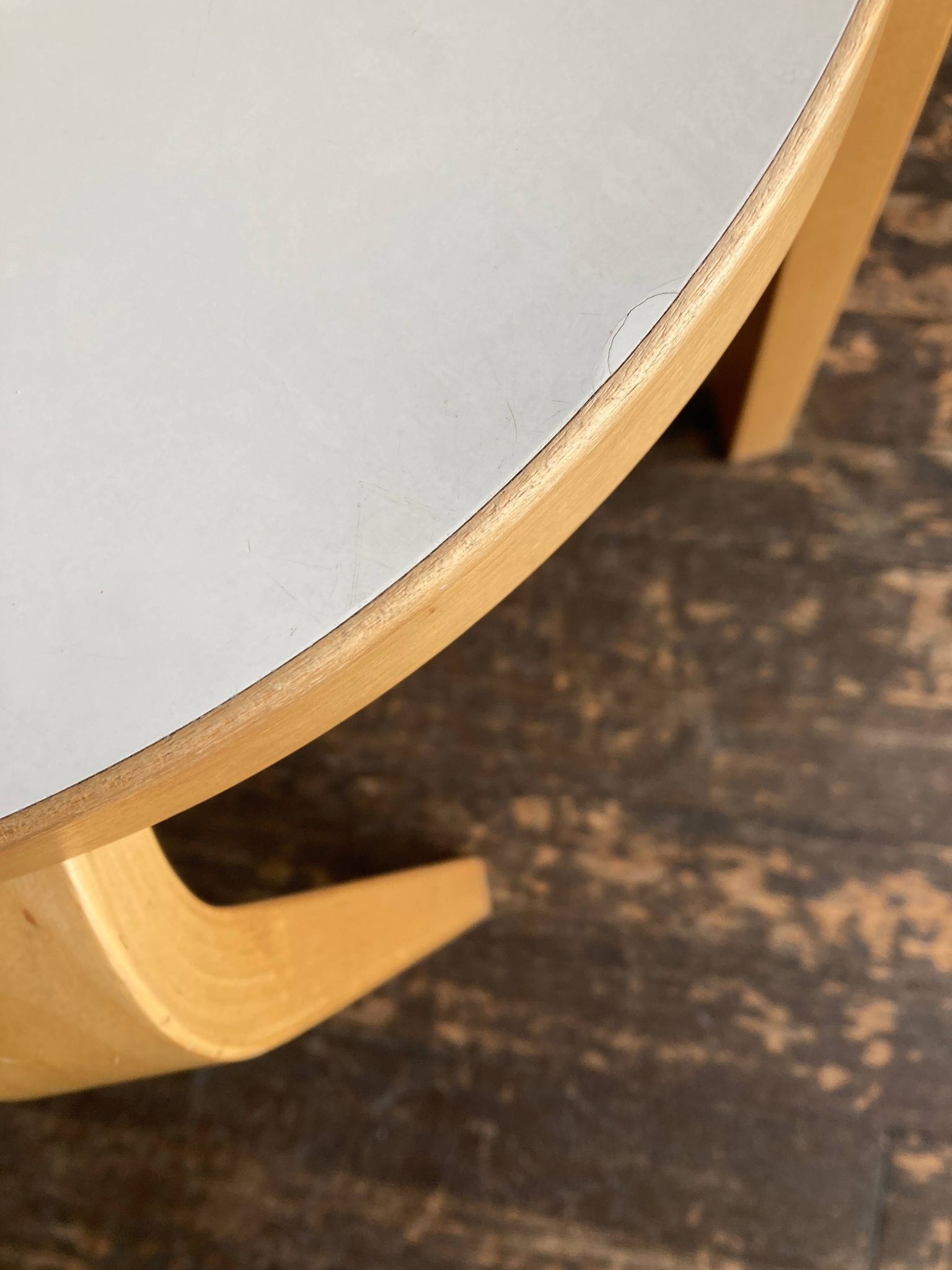Tabouret Alvar Aalto e60 édition Artek mélamine blanche