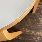 Tabouret Alvar Aalto e60 édition Artek mélamine blanche