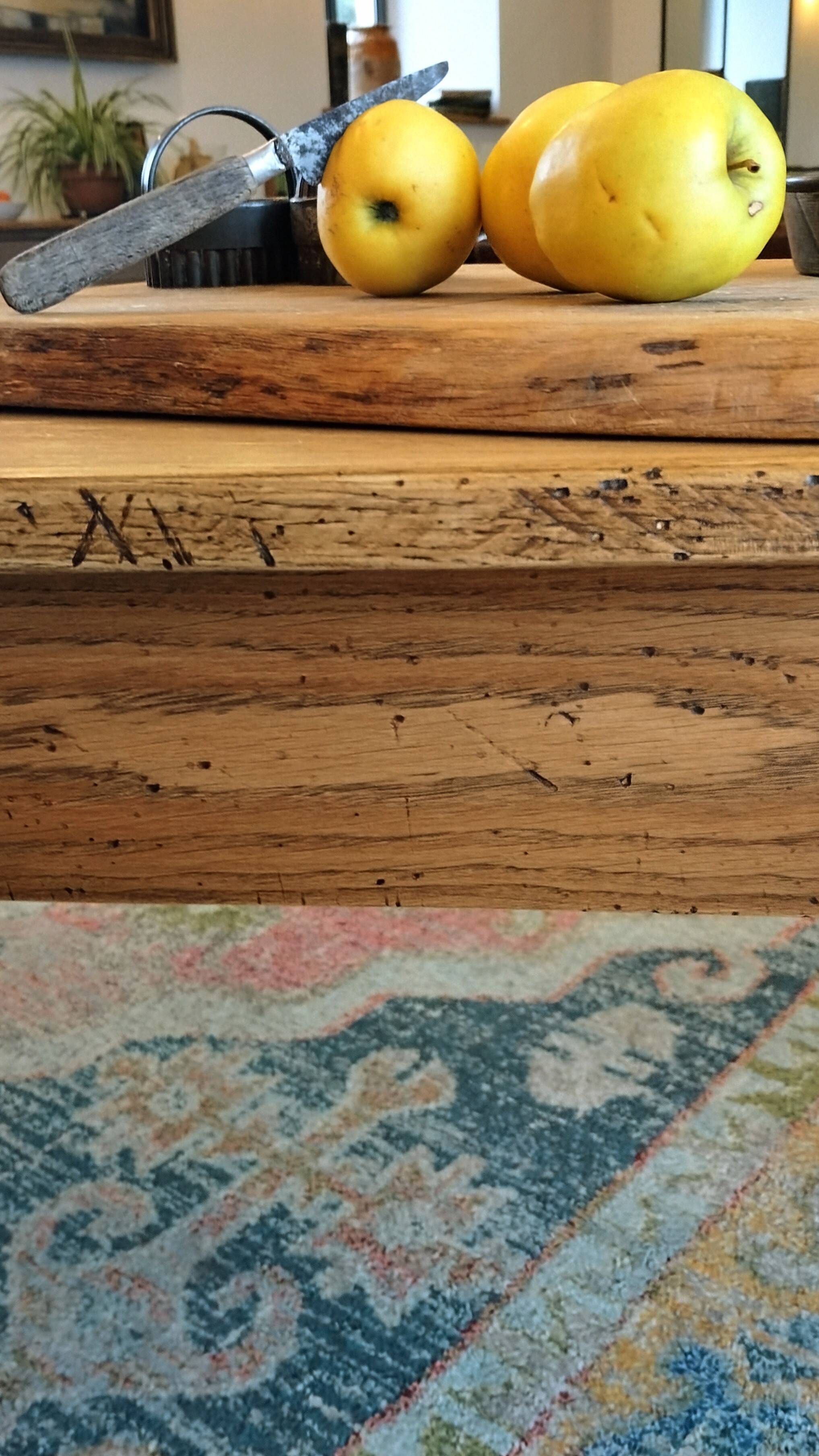 Table de ferme en chêne massif Français.240 x100 patiné avec deux tiroirs.