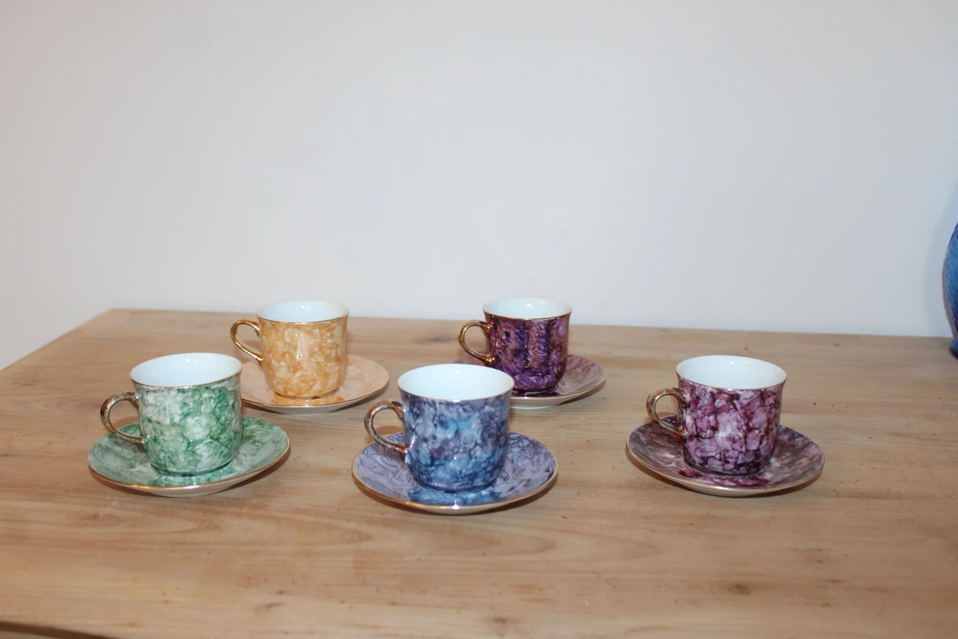 Set of 5 marbled porcelain coffee cups and saucers, hand-painted, with a gold rim.