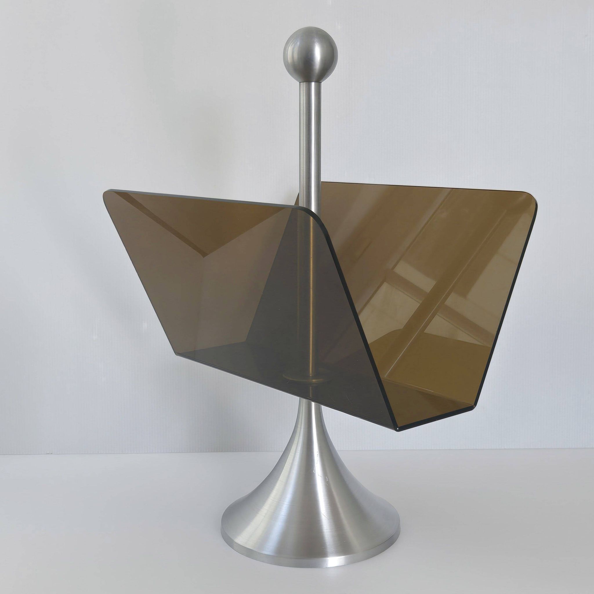Porte-revues en plexiglas et acier brossé, 1970
