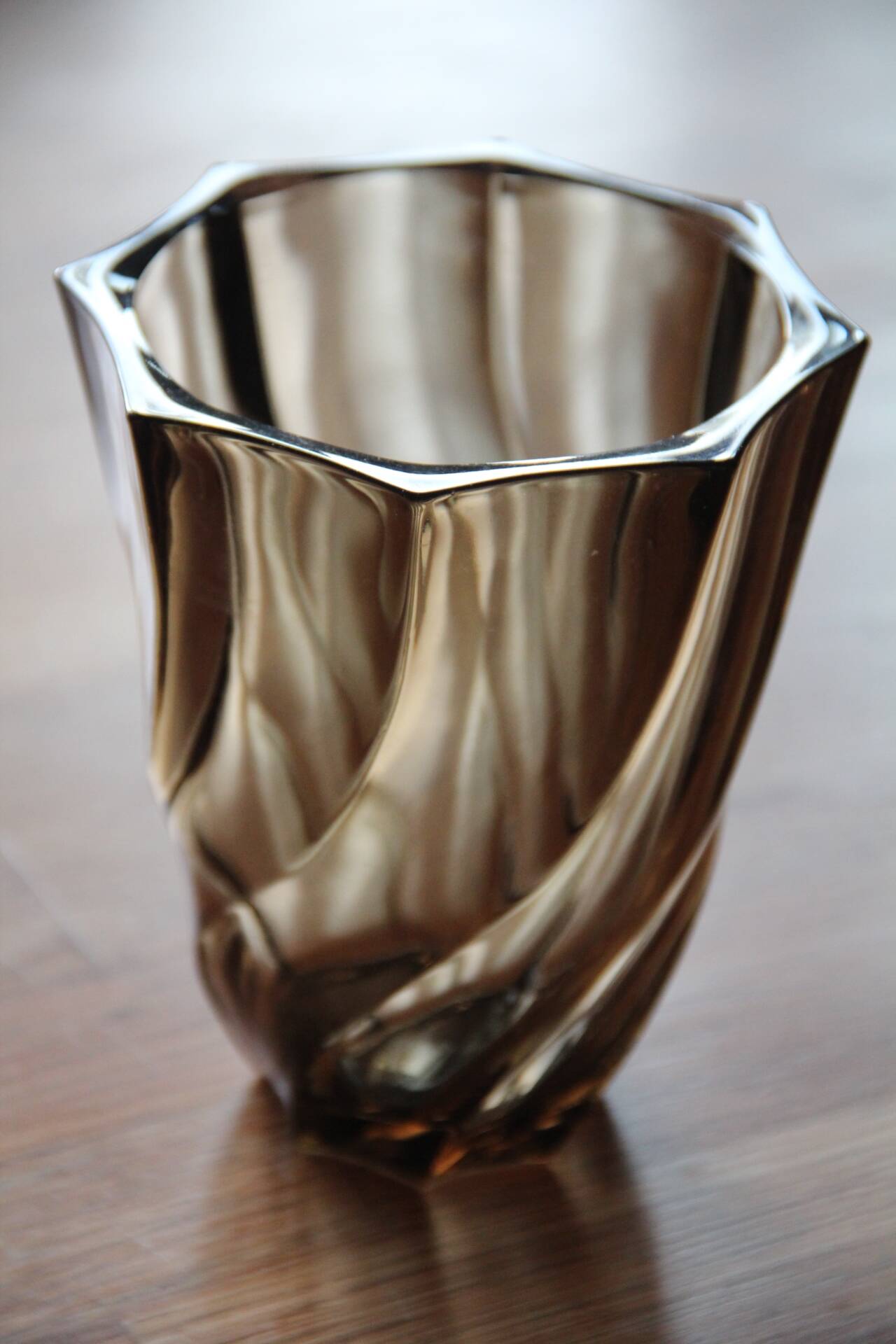 Petit vase en verre torsadé brun