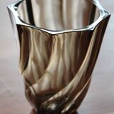 Petit vase en verre torsadé brun