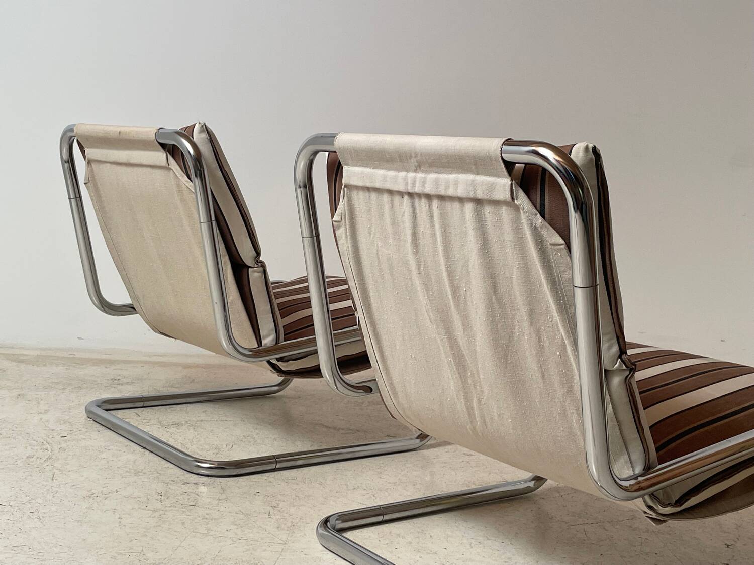 Paire de chauffeuses cantilever 1970