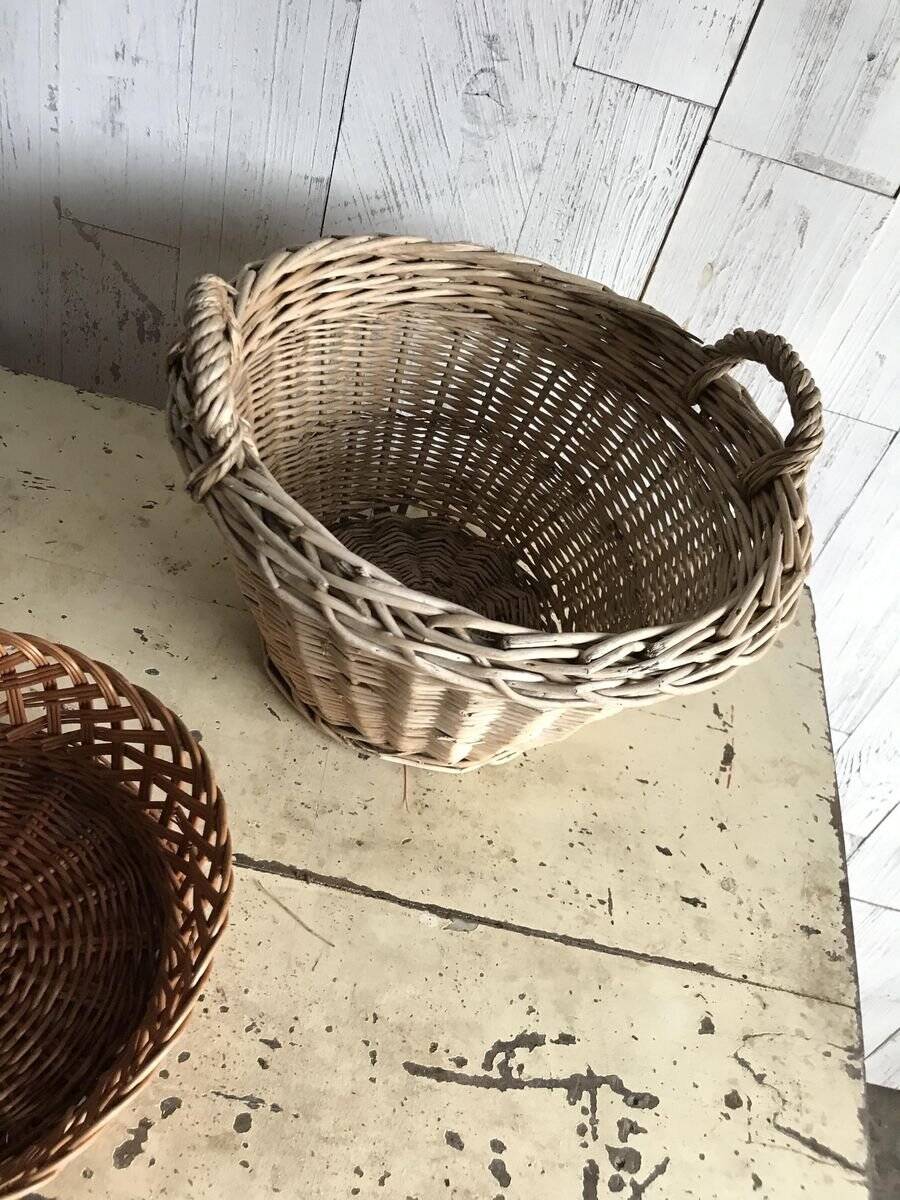 Set of 3 vintage brown wicker baskets from the 1960s, different sizes.