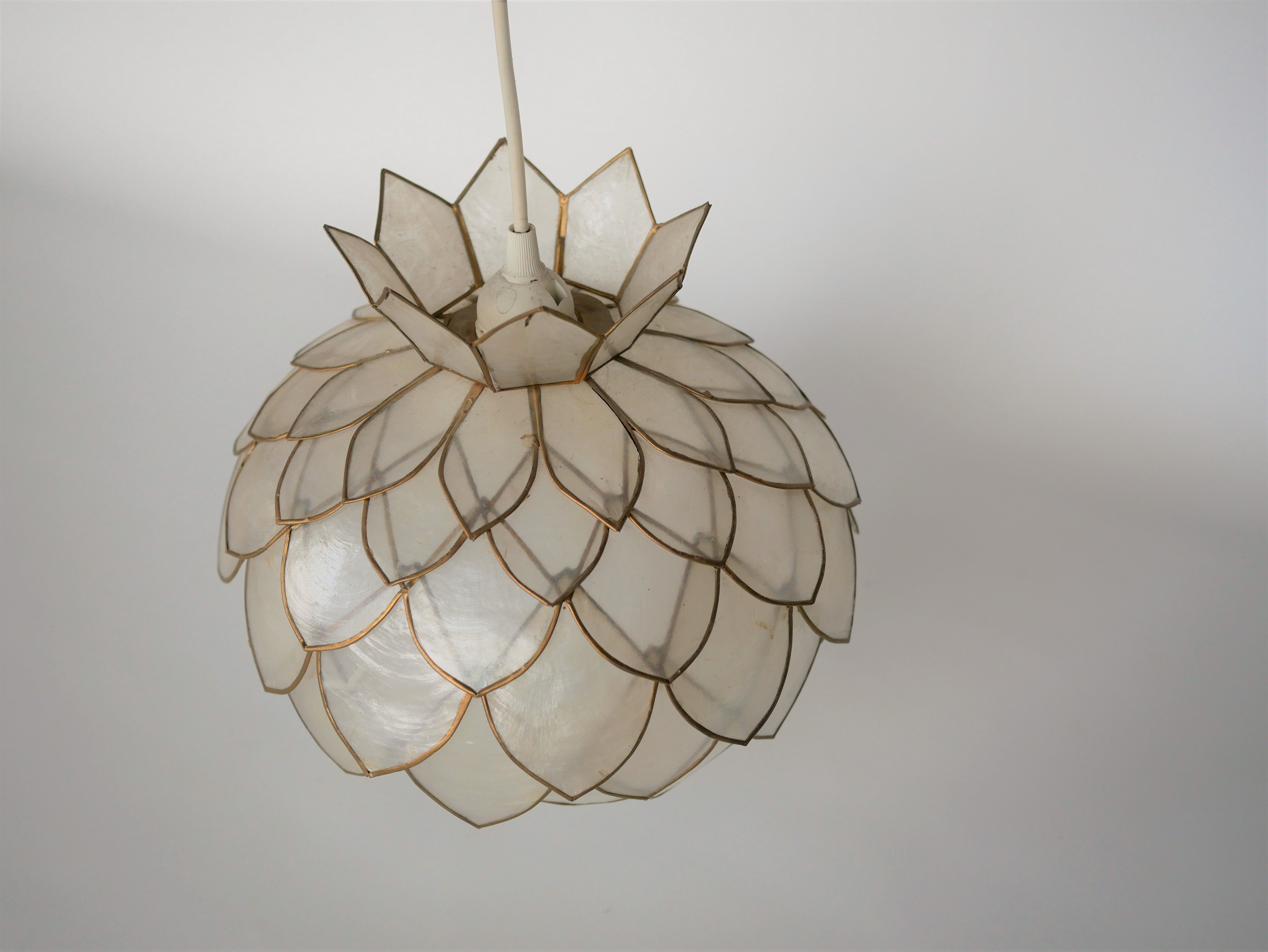 Suspension fleur vintage en nacre