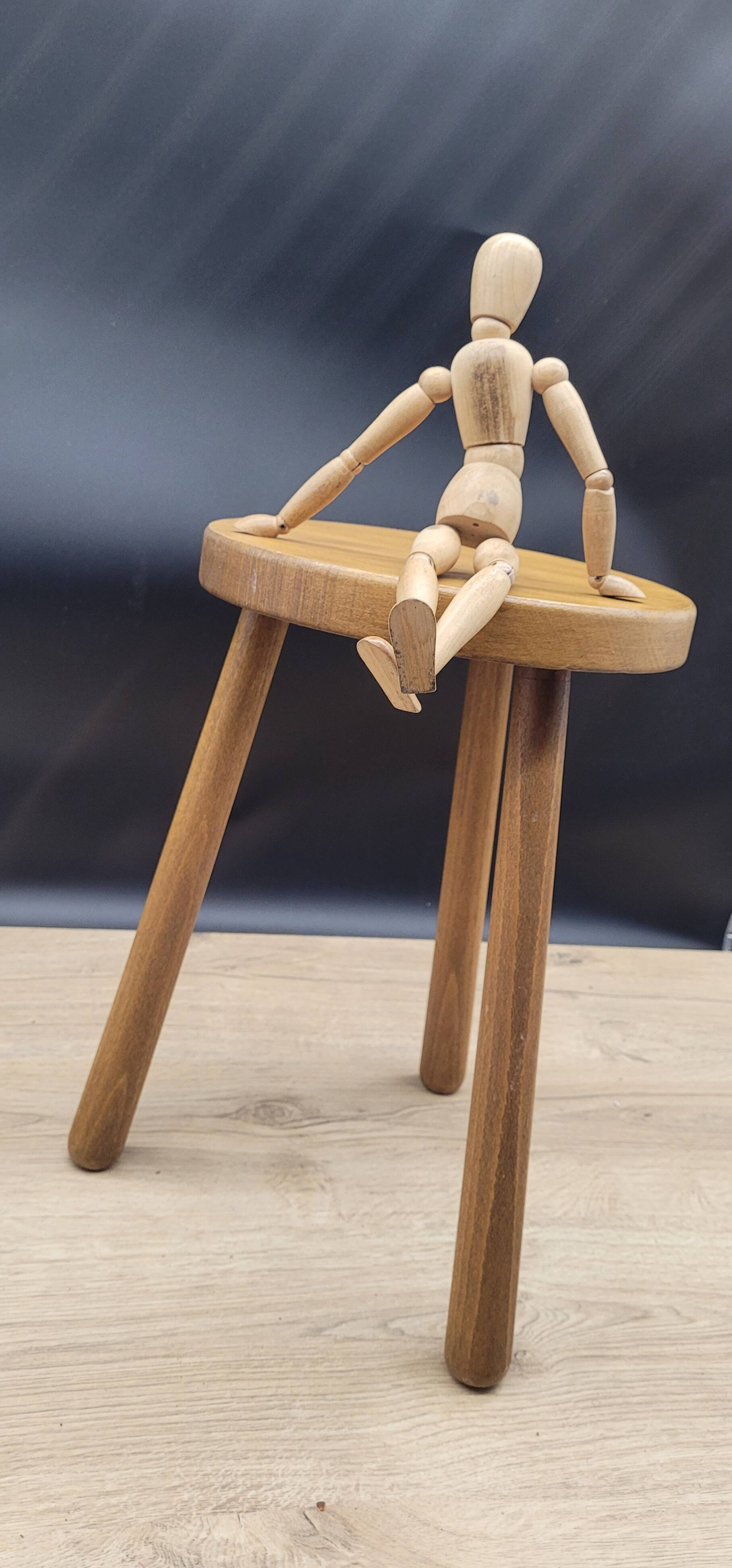 Round light tripod stool