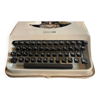 Underwood 18 typewriter