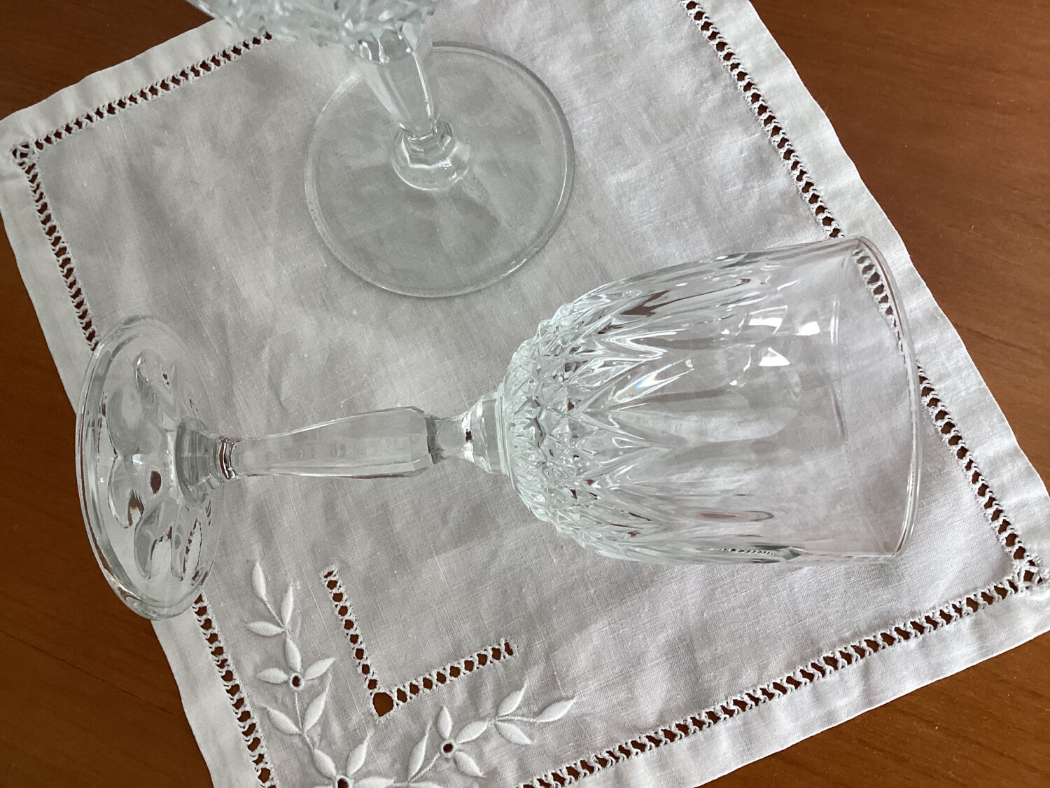 Lot of stemmed glass