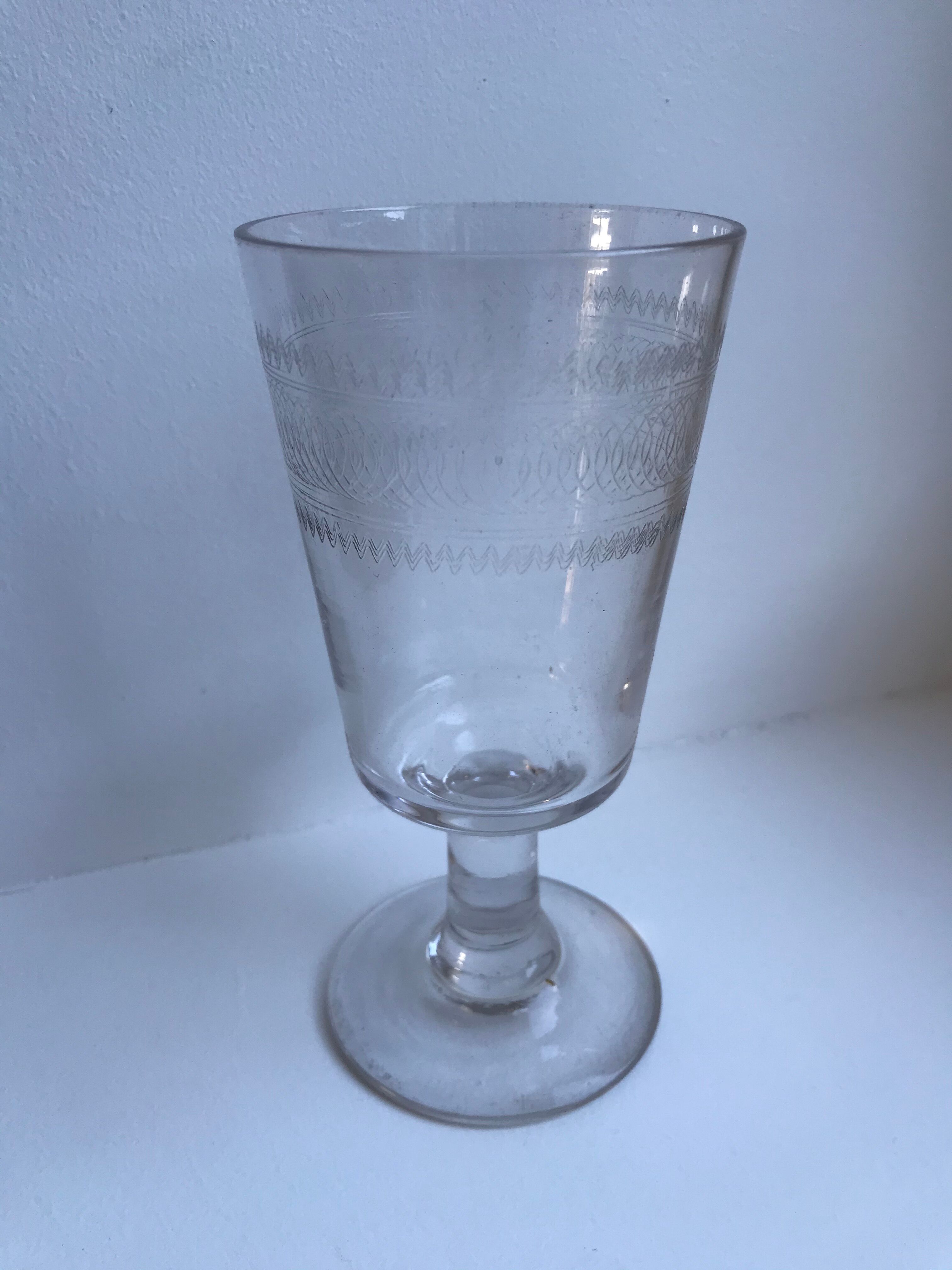 Lot de 6 verres à vin dépareillés en cristal gravé années 30-40