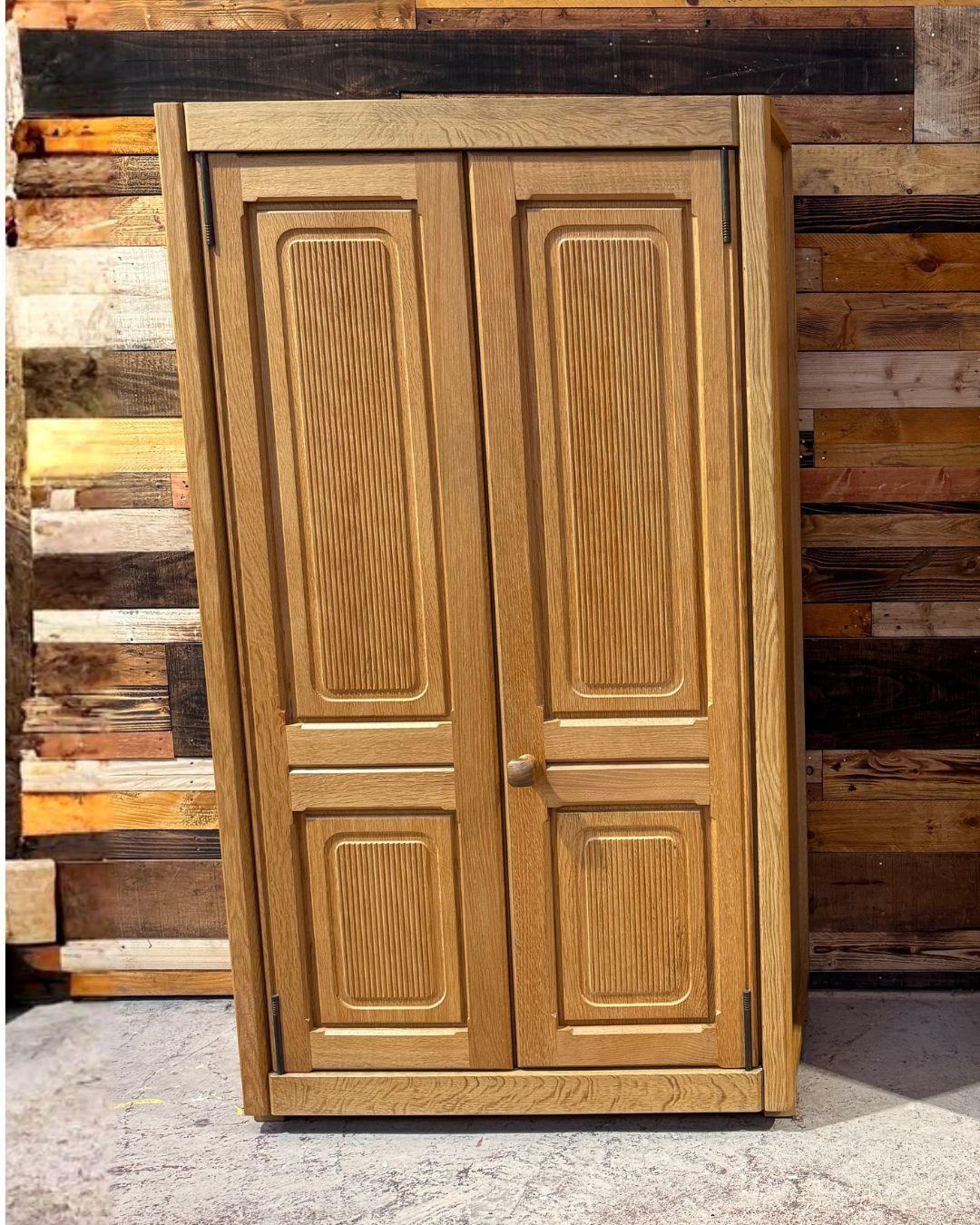 Two-door oak wardrobe - Guillerme & Chambron