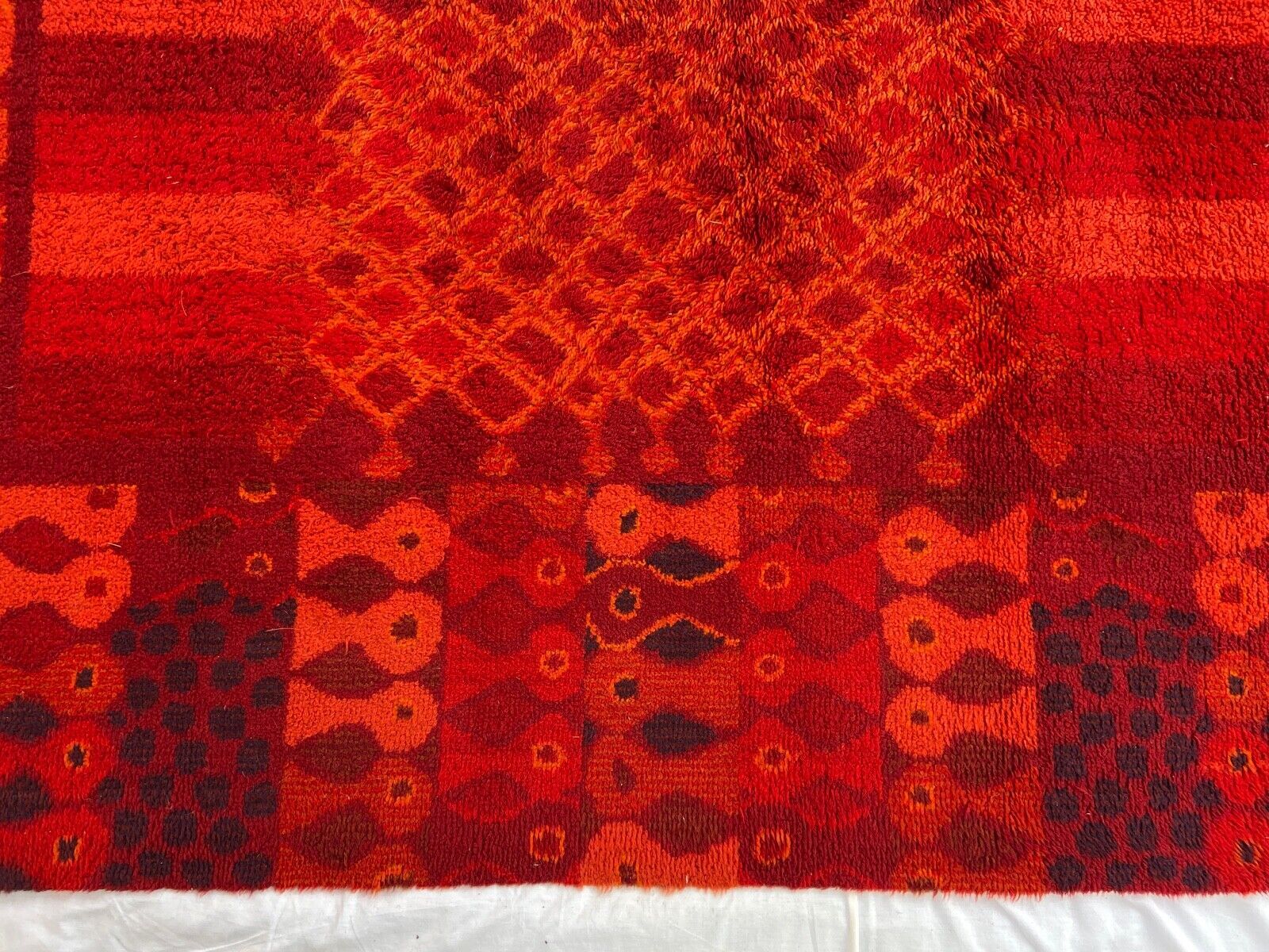 Carpet 1970 pop design geometric red background wool 229 cm x 170 cm