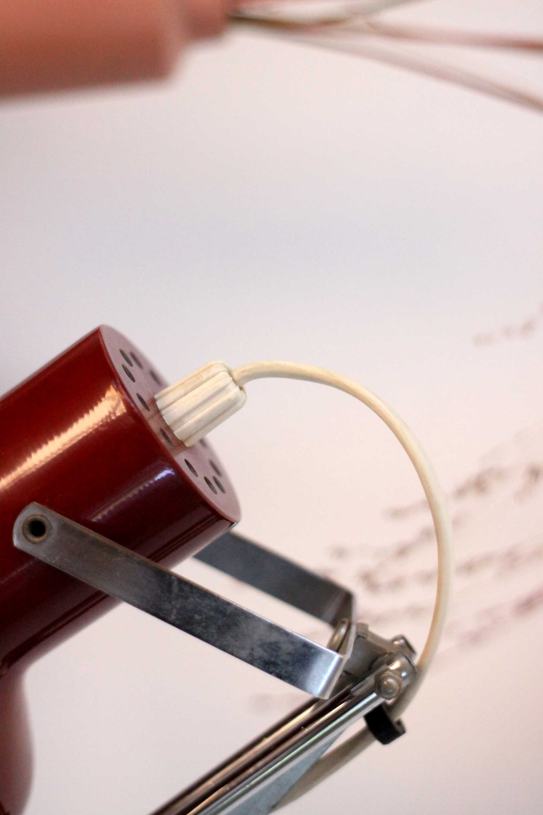 Articulated desk lamp