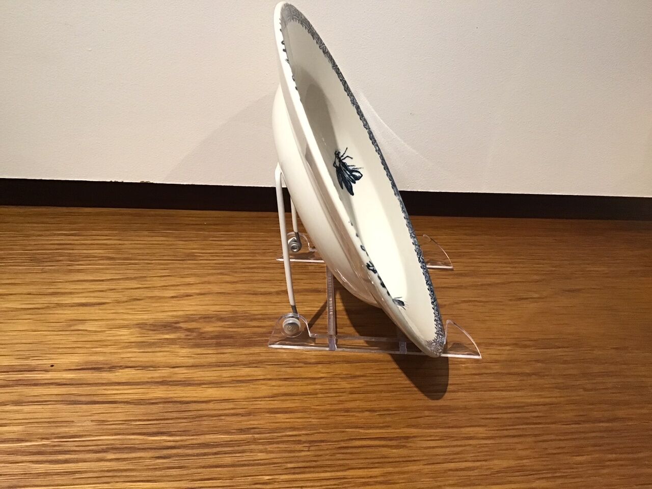 Hollow plate decor insects and strawberries, Manufacture Choisy the King, Iron Land, H Boulenger - Co.