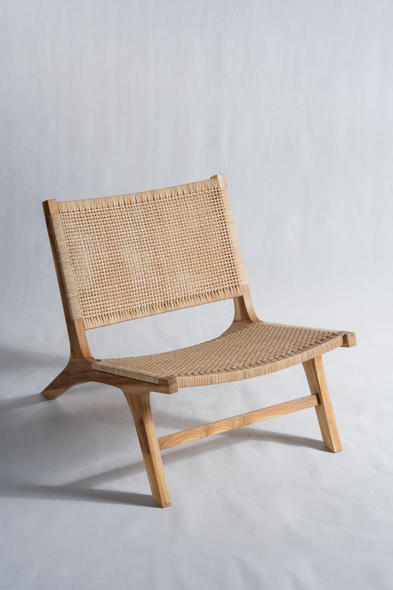 Reclining armchair in natural wood and woven rattan