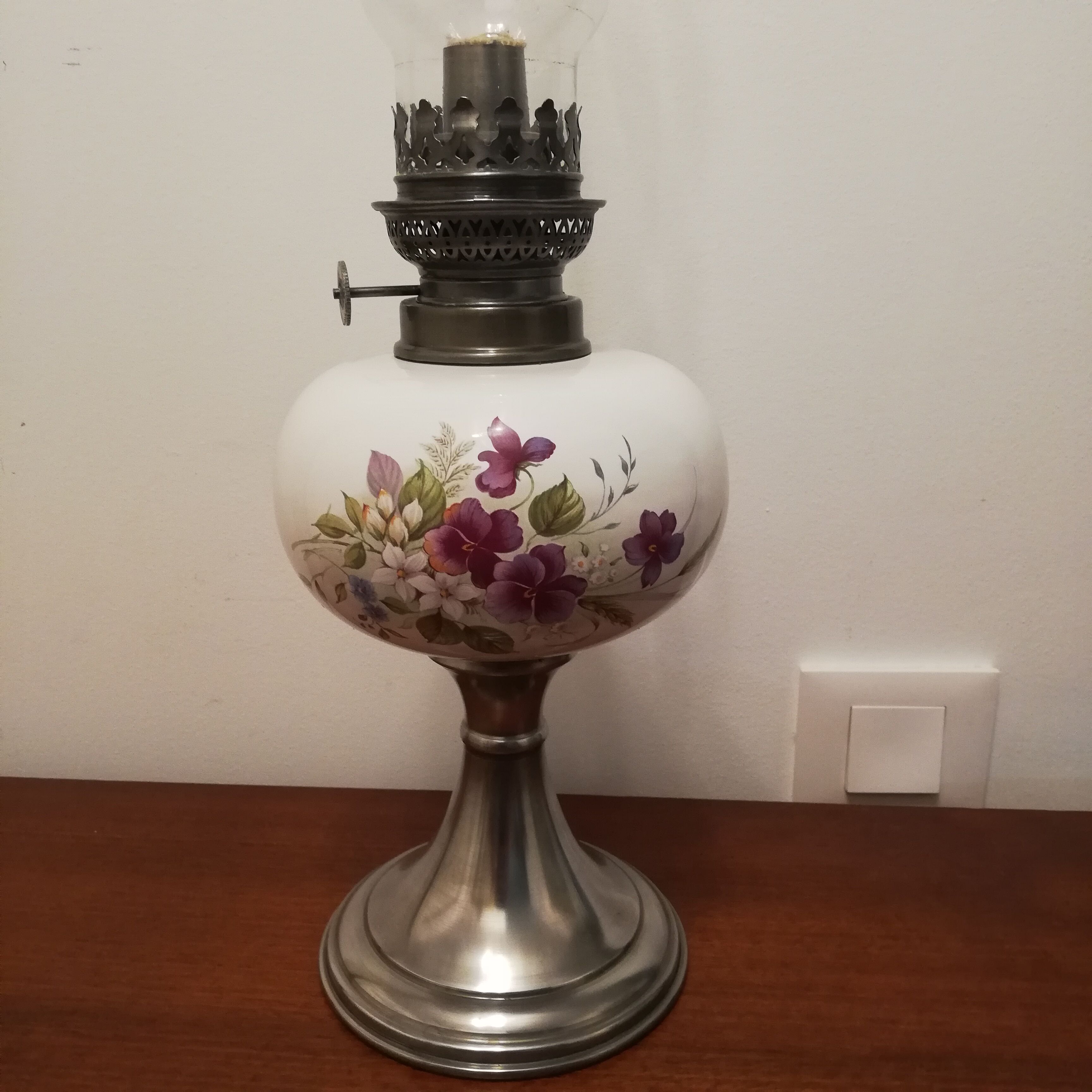 Porcelain and tin oil lamp from the commandery