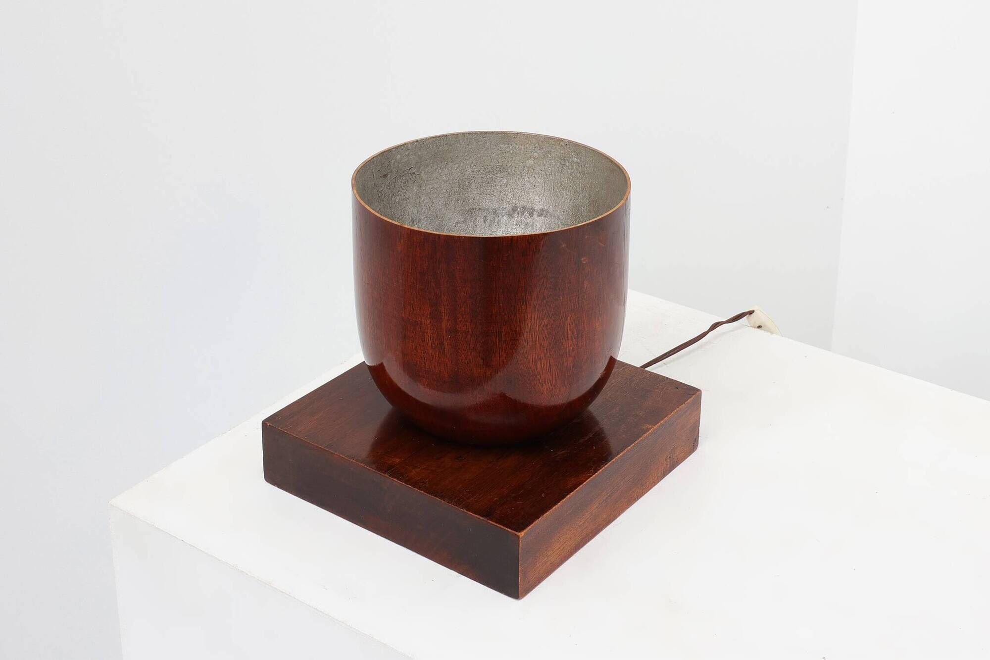 Lampe Art déco sculpturale en bois avec éclairage sur base carrée, vers 1920