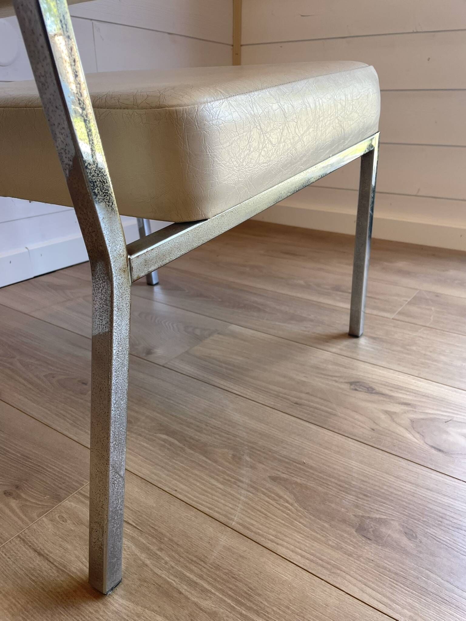 2 vintage chairs in white faux leather and chrome tube - Mid-Century 70s design